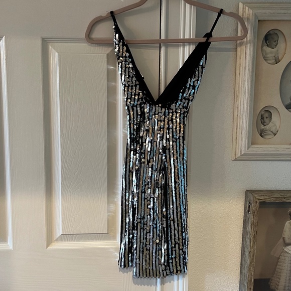 Metallic Sequin Embellished V-neck Strappy Cocktail Mini Cocktail Dress - Picture 4 of 6
